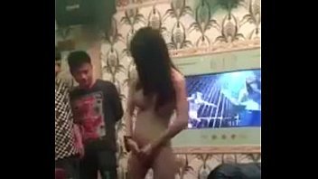 ไทยxxxสาวไทยบริการเด็ดถึงใจแก้ผ้าเต้นโชว์ในร้านเหล้าเต้นยั่วสองหนุ่มอย่างเด็ด