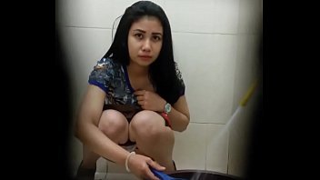 หลุดแอบถ่ายสาวไทยหุ่นดีหน้าสวยแก้ผ้านั่งฉี่ในห้องน้ำภาพอย่างชัดเห็นหีเต็มๆตาอย่างเด็ด