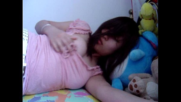วัยรุ่นสาวไทยหุ่นอวบนมใหญ่เงี่ยนจัดตั้งกล้องถ่ายคลิปแก้ผ้าช่วยตัวเองในห้องนอน