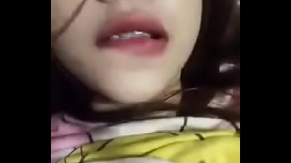 คลิปหลุดวัยรุ่นสาวไทยดัดฟันตั้งกล้องถ่ายคลิปแก้ผ้าช่วยตัวเองในห้องนอน